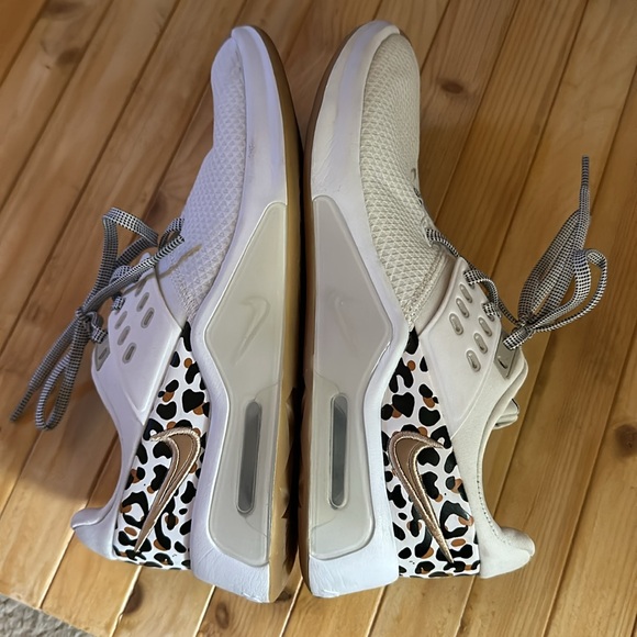 Women’s Nike runners - Picture 3 of 6